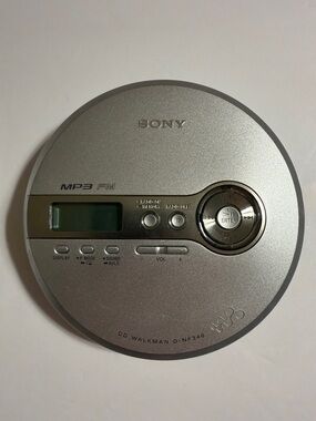 Sony D-NF340 Compact Disc Walkman CD/MP3/FM Radio Silver Portable with LCD